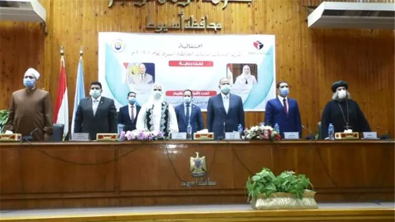 وزيرة التضامن ومحافظ أسيوط يكرمان الأمهات المثاليات