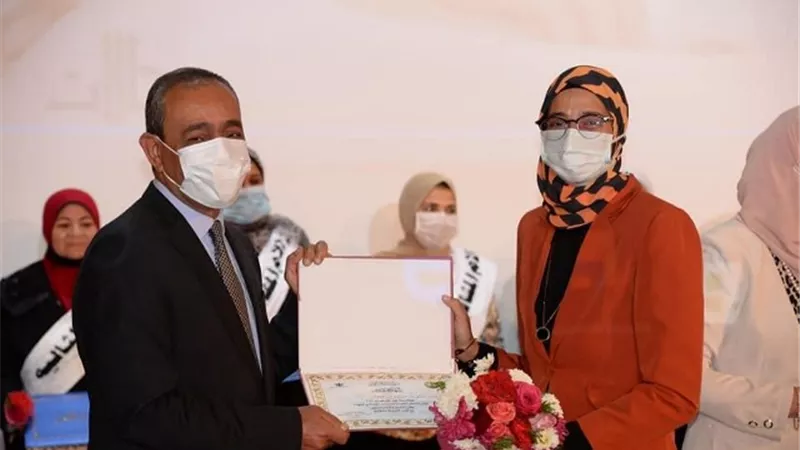 محافظ الاسماعيلية يكرم ٢٥ اماً مثالية بينهن وكيل مجلس الشيوخ