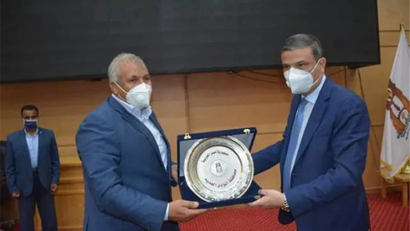 محافظ الوادي الجديد يشيد بجهود البنك الزراعي لتيسير المشروعات واعفاء المتعثرين