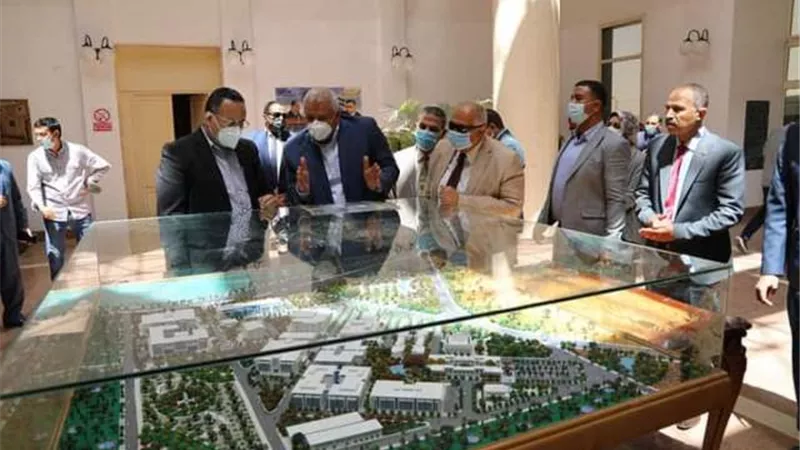 محافظ الوادى الجديد يلتقي وفد الجامعات لتفعيل بروتوكول زيادة الرقعة الزراعية