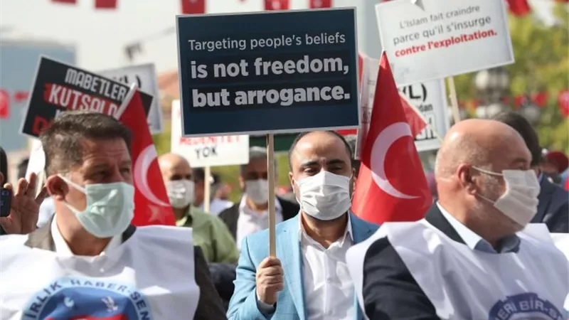 بعد نشر صورة كاريكاتورية عن النبي محمد.. بريطانيا تشتعل بالاحتجاجات
