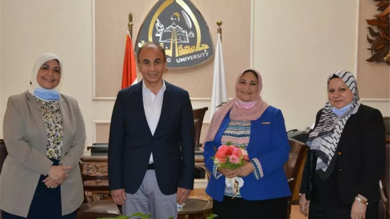طب الزقازيق تقيم احتفالا لتكريم أطباء العزل بالجامعة