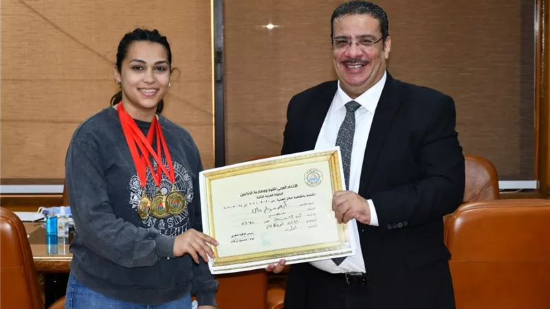 آية بطلة من ذهب اولي البطولة العربية الثانية للقوة البدنيه