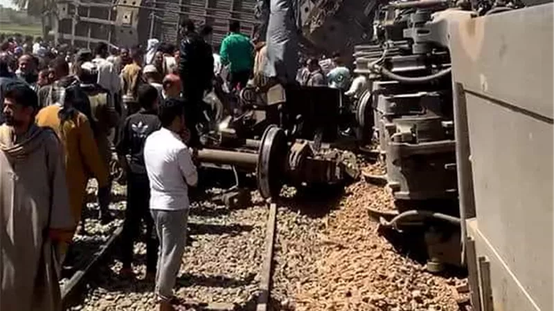 مصدر أمنى يكشف عن تفاصيل حادث قطارى سوهاج