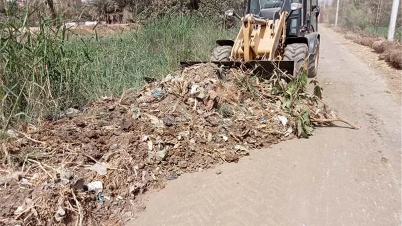 رفع 60 طن مخلفات ونواتج تطهير متراكمة على ترعة قرية نجوع المعادي بأسيوط..صور