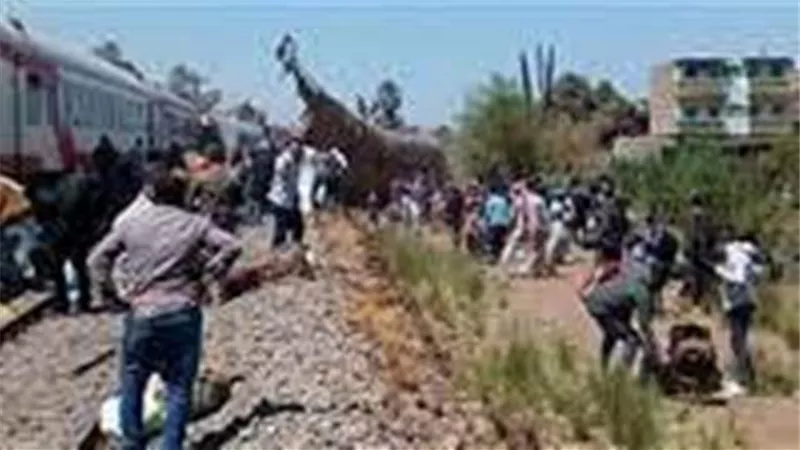 مصرع 32 شخصا وإصابة 66 اخرين في حادث تصادم قطارين بسوهاج
