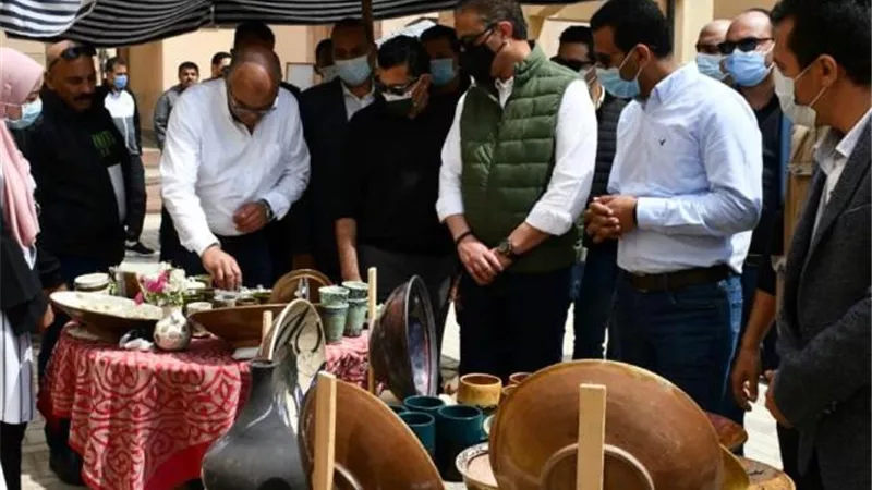 وزير الشباب ومحافظ الفيوم يتفقدان معرض الحرف اليدوية للقرى المنتجة بالقاهرة..صور