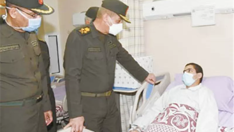 الفريق أول محمد زكي يزور المرضي والمصابين بالمجمع الطبي للقوات المسلحة بالمعادي