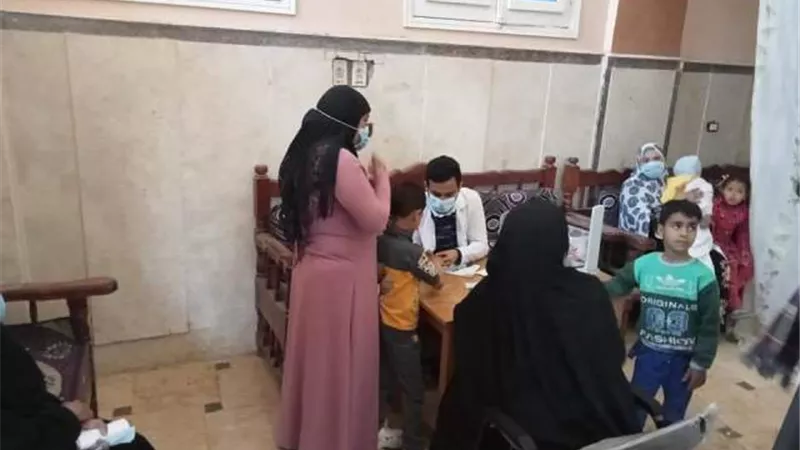 جمعية الفاروق تطلق قافلة طبية بقرية كوم ابوشيل بابنوب ..صور