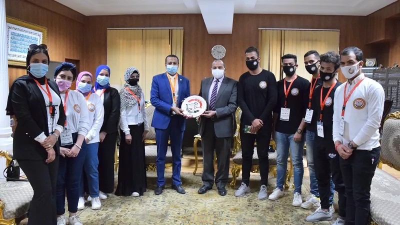 طلاب من أجل مصر يهدون درع لرئيس جامعة بني سويف