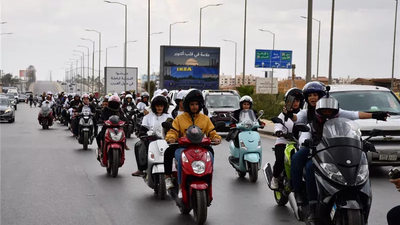 وزير الرياضة يتقدم مسيرة للقيادات الشابة النسائية بالدراجات النارية والهوائية