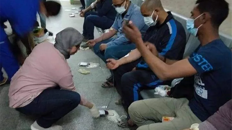 شباب سوهاج يتبرعون بالدم لصالح مصابي تصادم قطارين بطهطا