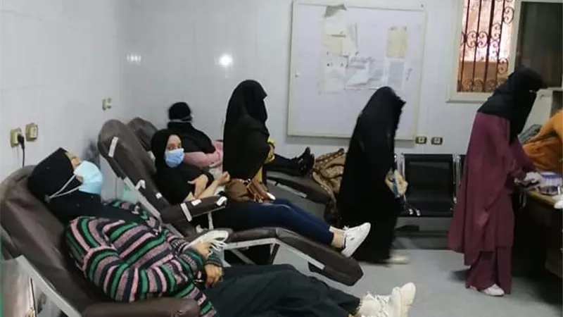 طلاب جامعة سوهاج تتبرع بالدم لصالح مصابي قطار طهطا