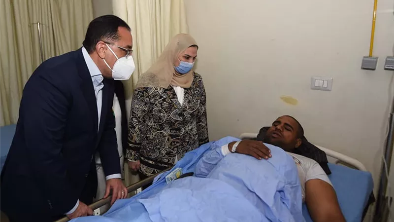 رئيس الوزراء يزور مصابي حادث القطارين في المستشفى الجامعي بسوهاج
