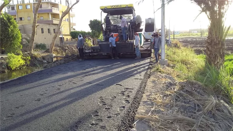 رئيس نركز الزينية يتابع أعمال رصف الطرق