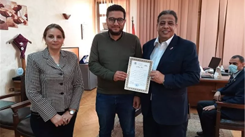 عميد آداب عين شمس يكرم فريق عمل برنامج الكنترول الإلكتروني