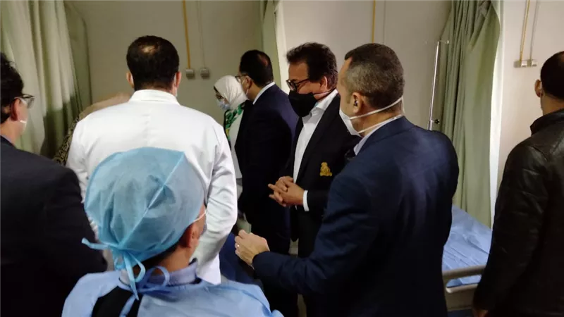 رئيس الوزراء ووزيرا التعليم العالي والصحة يطمئنوا على مصابي مستشفى سوهاج الجامعي