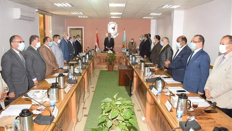 مجلس جامعة سوهاج يقف دقيقة حداد علي أرواح ضحايا قطار طهطا ويعلق الأنشطة ٣ ايام
