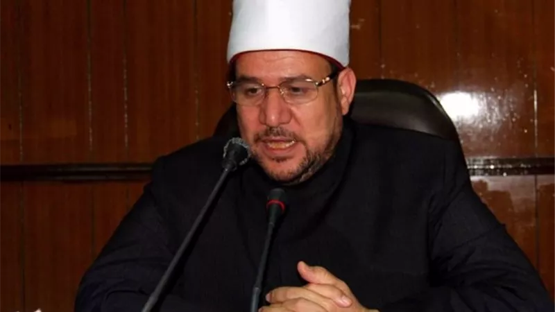 وزير الأوقاف ومحافظ القاهرة يصليان 