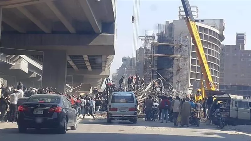 أحمد موسى عن سقوط سقالات كوبري ترسا: لازم الشركة تعوض أصحاب السيارات المتحطمة