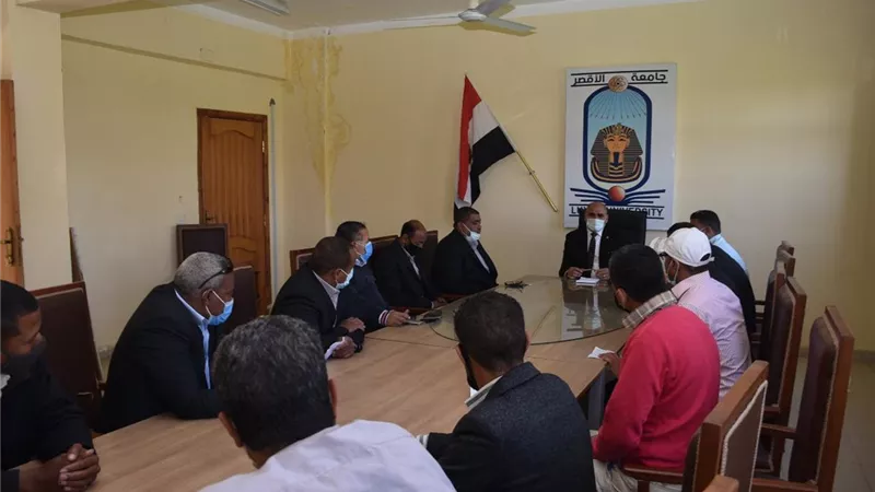 رئيس جامعة الأقصر يعقد اجتماع بالآمن الجامعى لمتابعة تطبيق الاجراءات الاحترازية والوقائية