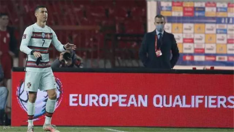 قبل صفارة النهاية.. رونالدو يغادر الملعب أمام المنتخب الصربي.. فيديو
