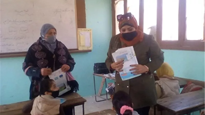 وكيل تعليم الخانكة تتفاعل مع الطلاب وتطالب بالانتهاء من الصيانة البسيطة