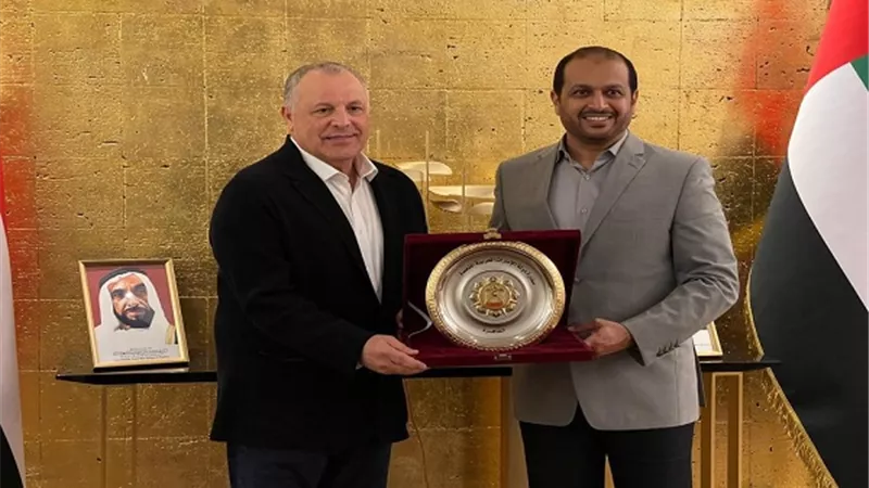 سفير الإمارات يكرم هانى أبوريدة