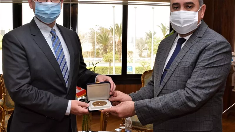 وزير الطيران يبحث مع سفير كندا بالقاهرة سبل التعاون المشترك بين البلدين