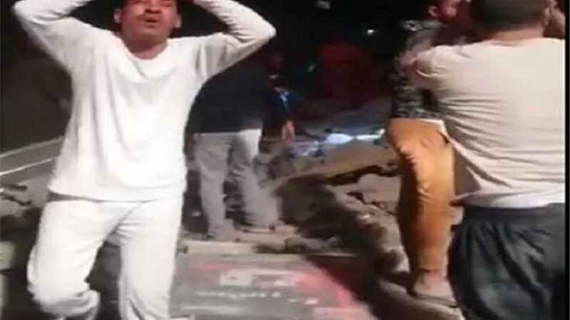 فرق الانقاذ تعثر على طفلة صغيرة توفى جميع افراد اسرتها بعقار السلا1