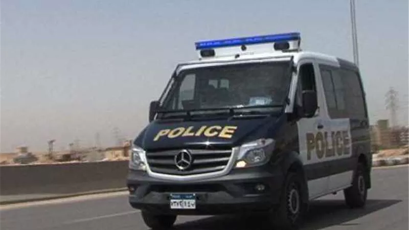 لفتة إنسانية.. رجال الشرطة ينقذون فتاة بأحد قطارات أسوان