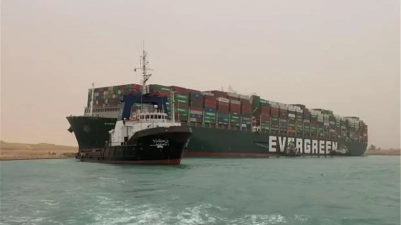 مؤشرات على انتهاء ازمة السفينة العملاقة إيفر جيفن وعودة الملاحة الطبيعية بالقناة