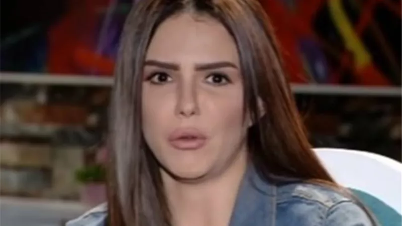 دنيا عبد العزيز تخطف الانظار باطلالة مبهجة وجريئة