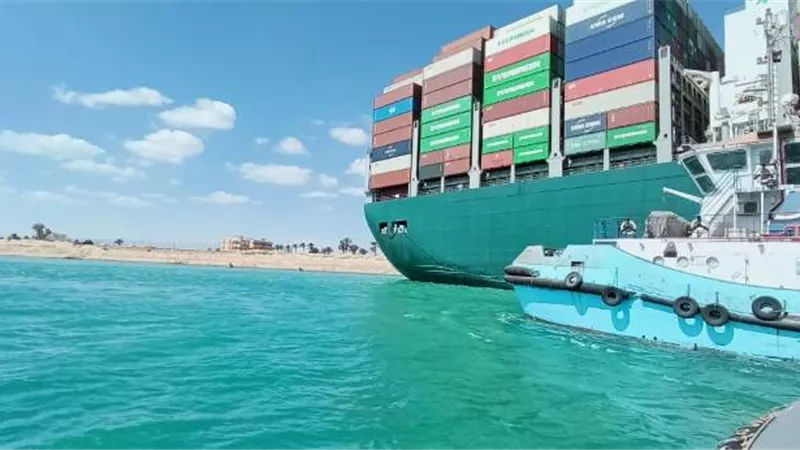 قاطرات موانئ البحر الاحمر تشارك في محاولات تعويم السفينة الجانحة 