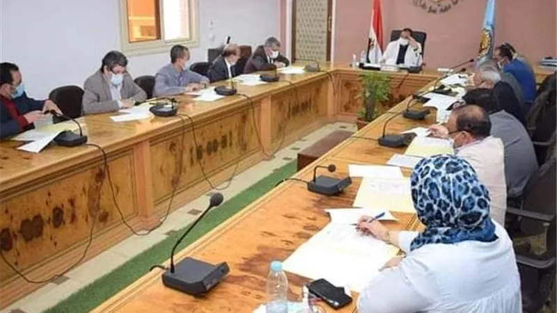 رئيس جامعة سوهاج يجتمع بمجلس إدارة البرامج الجديدة بكلية الآداب ..صور