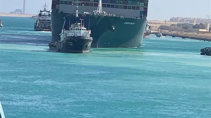 رسميا .. عودة السفينة الجانحة في قناة السويس لمسارها الطبيعي واستئناف حركة الملاحة .. فيديو وصور