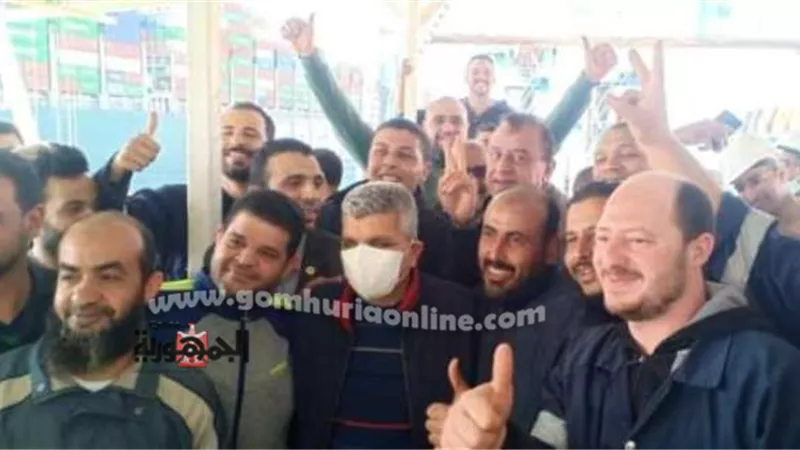 العاملون بقناة السويس يلتقطون صورا تذكارية مع الفريق ربيع احتفالا بتعويم السفينة ايفرجيفن