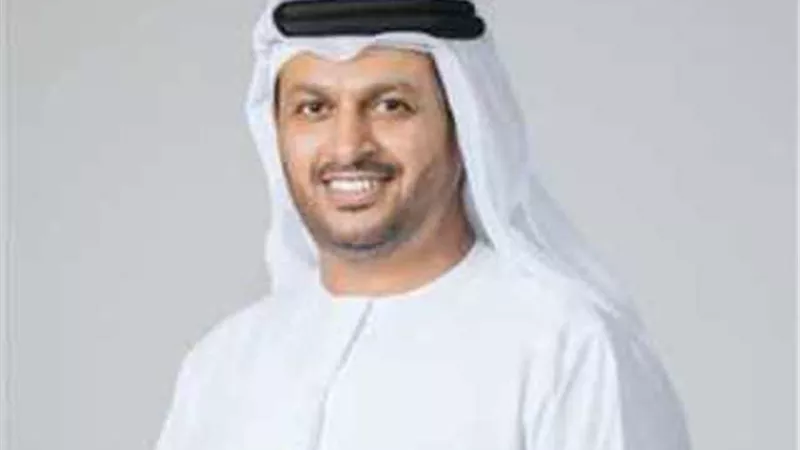 سفير الإمارات تعليقا على نجاح تعويم سفينة قناة السويس.. 