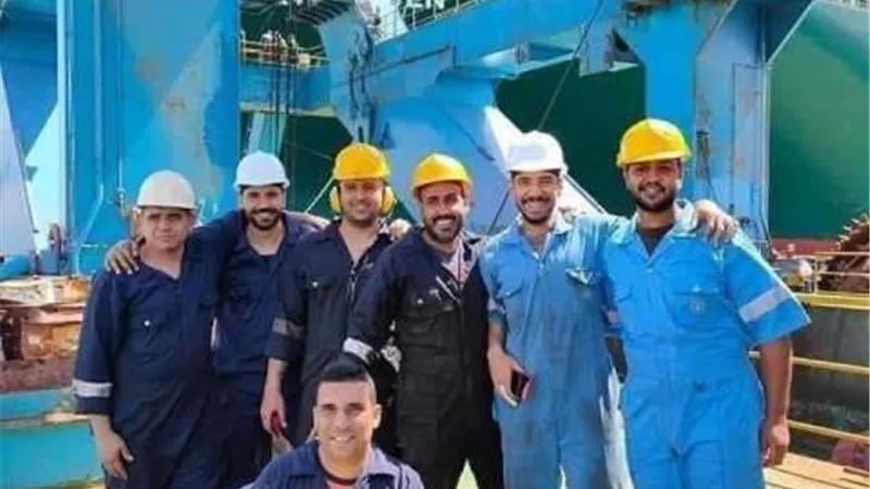 أبطال القنال ..ملحمة بطولية سطرها العاملون بقناة السويس لتحريك السفينة العملاقة ايفرجيفن ..صور