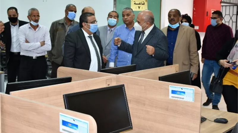 رئيس جامعة القناة يفتتح مبنى المعامل