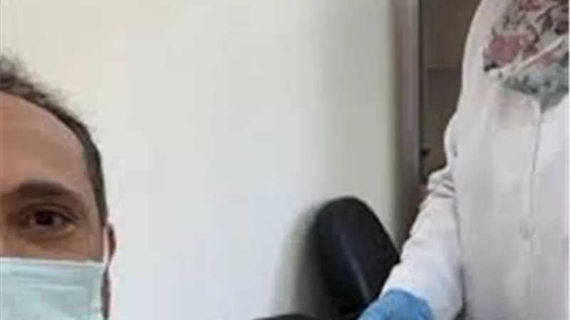 شريف مدكور يتلقى لقاح كورونا بالقطامية
