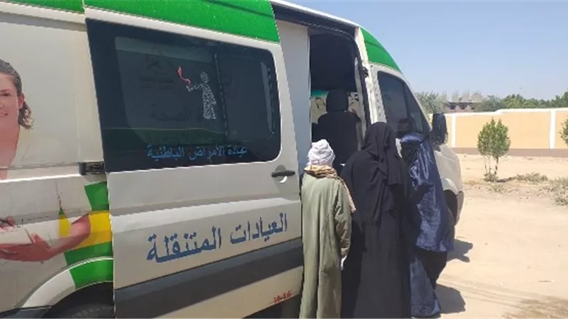 الكشف وعلاج 1133 مواطنا بقافلة الصحه بقرية خزام ضمن 