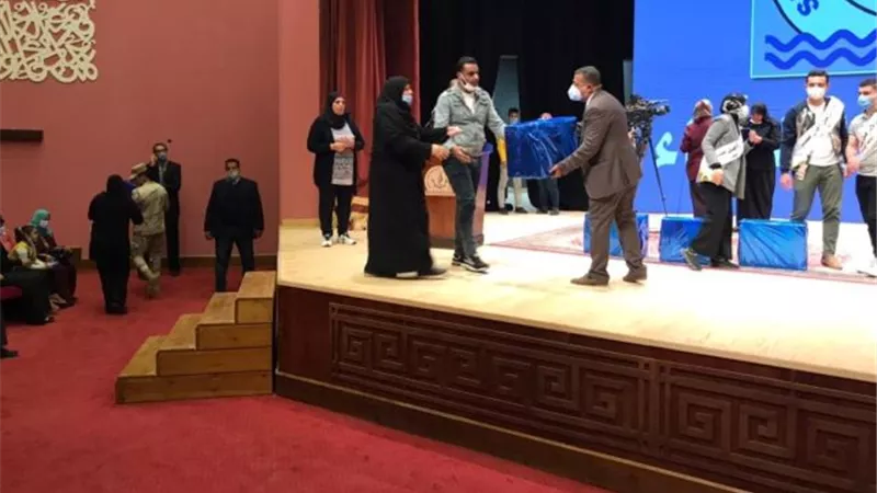 جامعة السويس تكرم أسر الشهداء.. بالصور