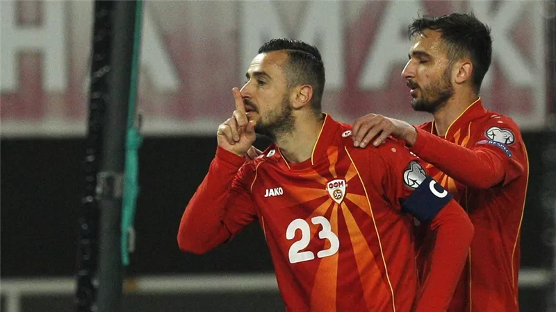 إيقاف مهاجم منتخب مقدونيا الشمالية بسبب حركة لنجم روسي