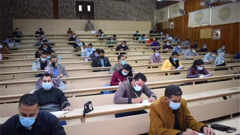 ٥٠٠ طالب وطالبة يؤدون امتحانات التعليم المدمج بجامعة سوهاج.. بالصور