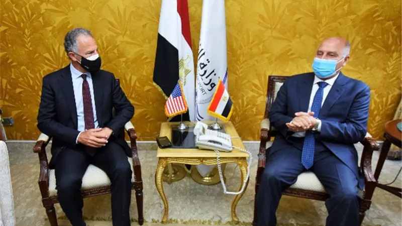 وزير النقل يبحث مع السفير الامريكي تدعيم التعاون بين الجانبين في مترو الانفاق..صور