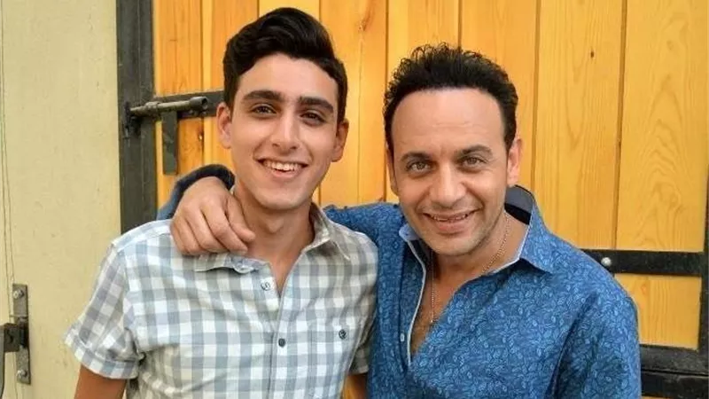 مصطفى قمر يكشف حقيقة ظهوره ابنه تيام فى 