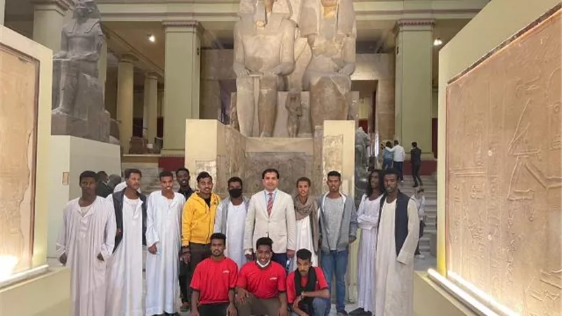 رئيس اتحاد الميني فوتبول يصطحب فريق حلايب وشلاتين إلى لمتحف المصري لتعريفهم بحضارة بلدهم