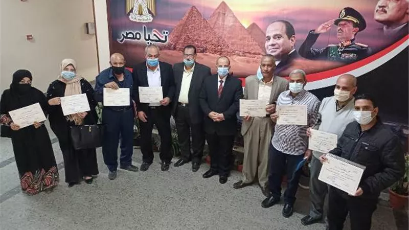 تكريم العاملين بإدارة خدمة المواطنين بتعليم قنا