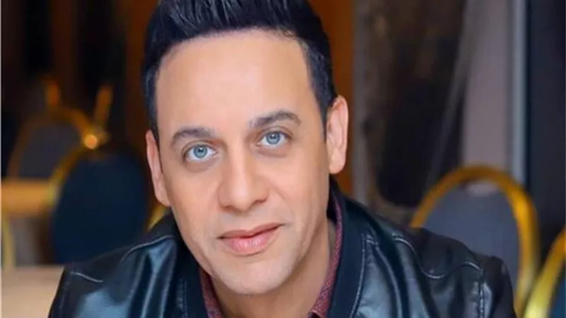 ملابس أسود فى أسود.. مصطفى قمر يهرب من حفل زفافه فى برومو 